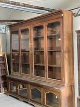 Antique style Antique cabinet in Wood and glass