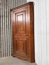 Corner cabinet