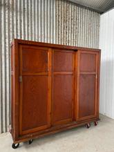 Antieke kast Antiek stijl in hout ,