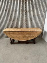 Antieke tafel Antiek stijl in hout, Europa 20e eeuw
