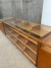 Gigantische toonbank met glas  Antiek stijl in hout en glas, europa