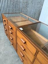 Gigantische toonbank met glas  Antiek stijl in hout en glas, europa