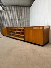 Gigantische toonbank met glas  Antiek stijl in hout en glas, europa