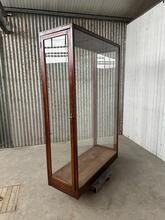 Glazen kast Antiek stijl in hout en glas,