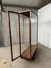 Glazen kast Antiek stijl in hout en glas,