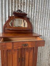 Kast Antiek stijl in Hout en glas ,