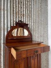 Kast Antiek stijl in Hout en glas ,