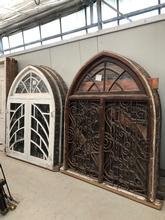 Antiek raam met ijzerwerk Antiek stijl in Hout en ijzer en glas,