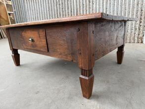 Tafel Antiek stijl in hout,