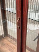 Vitrinekast Antiek stijl in hout en glas, Sri-Lanka 20e eeuws