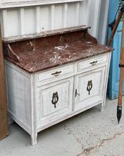 Antieke commode Antiek stijl in hout en steen,