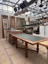 Eettafel Antiek stijl in hout en leer , Europa