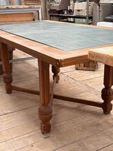 Eettafel Antiek stijl in hout en leer , Europa