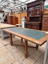 Eettafel Antiek stijl in hout en leer , Europa