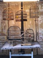 Antieke oude vogelkooien Antiek stijl in Hout en ijzer,