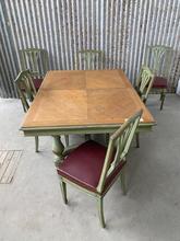 Antieke stoelen en tafel Antiek stijl in hout,