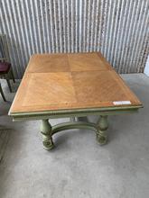 Antieke stoelen en tafel Antiek stijl in hout,