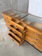 Toonbank Antiek stijl in hout en glas, Europa
