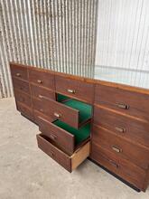 Toonbank Antiek stijl in hout en glas, Europa