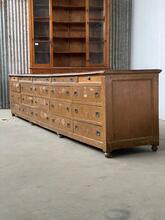 Antieke winkel toonbank met laden en glas