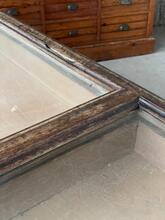 Antieke winkel toonbank met laden en glas