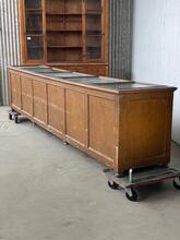 Antieke winkel toonbank met laden en glas
