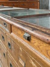 Antieke winkel toonbank met laden en glas