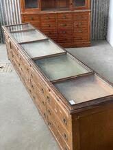 Antieke winkel toonbank met laden en glas