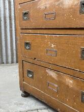 Antieke winkel toonbank met laden en glas