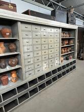 Antieke winkelkast in grijs stijl in Hout, Frankrijk
