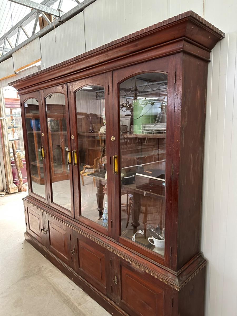 Antique Antique shopcabinet