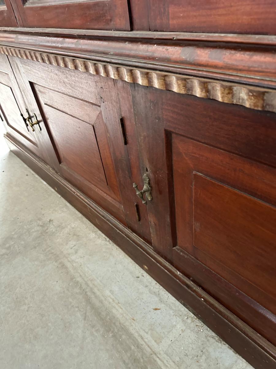 Antique Antique shopcabinet