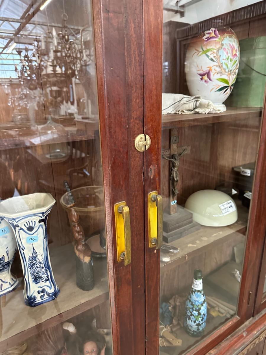 Antique Antique shopcabinet