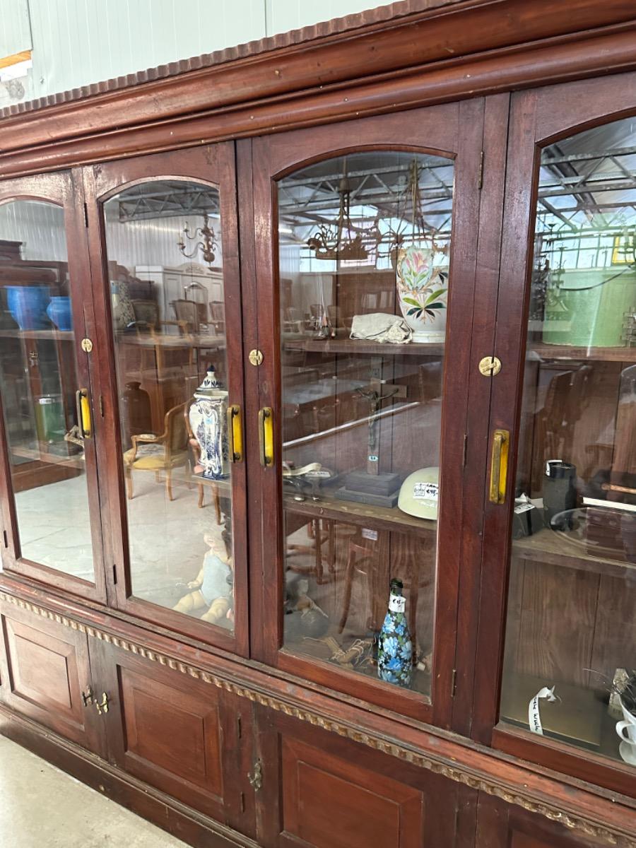 Antique Antique shopcabinet