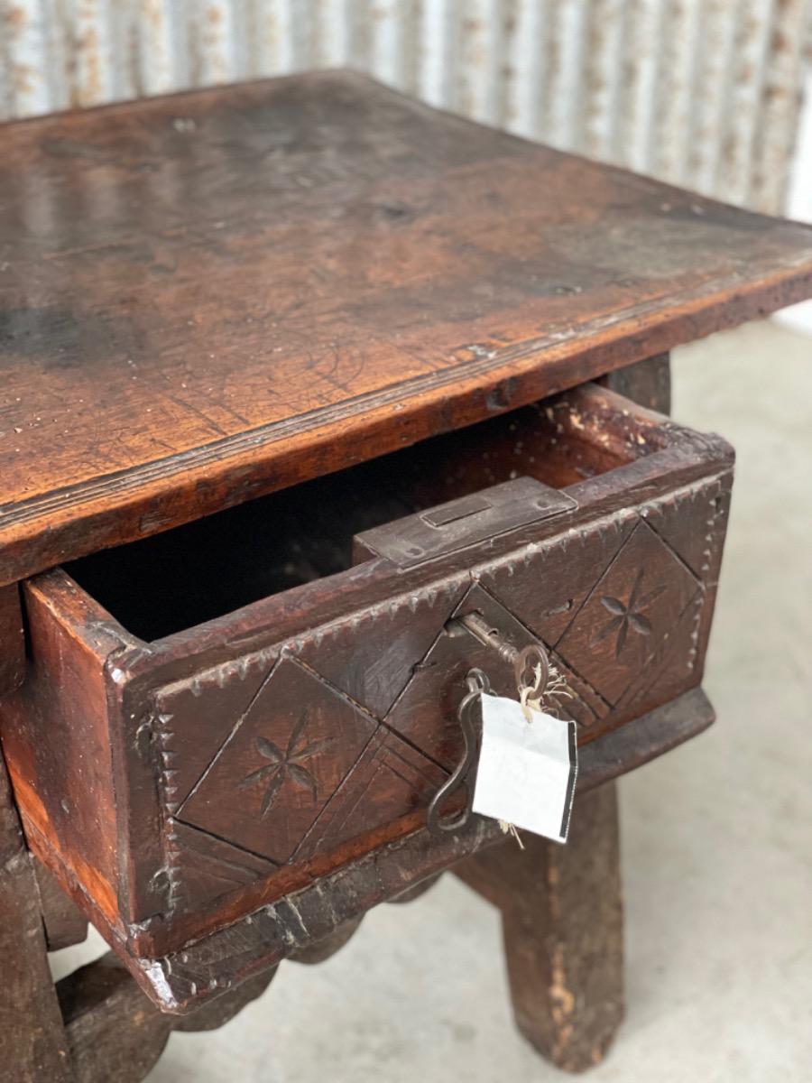 Antique Antique table