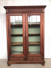 Antique style Antique cabinet in Wood and glass