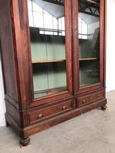 Antique style Antique cabinet in Wood and glass