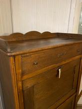 Antique style Antique cabinet in Wood