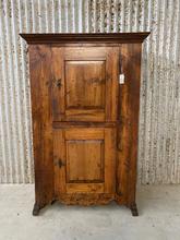 Antique style Antique cabinet in Wood