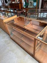 style Antique counter with glass in Wood and glass