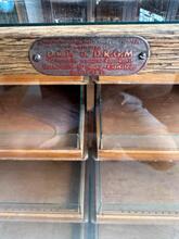 style Antique counter with glass in Wood and glass