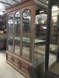 Antique style Antique display case in Wood and glass