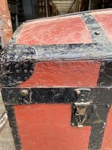 Antique style Antique red chest in Wood