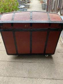 Antique style Antique red chest in Wood