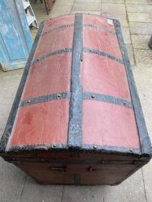 Antique style Antique red chest in Wood