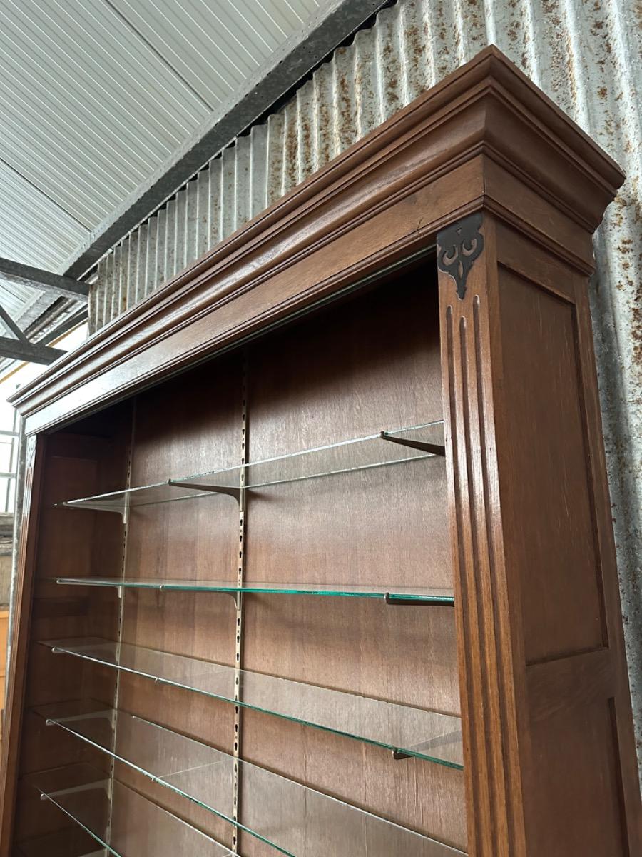 Antique Shopcabinet