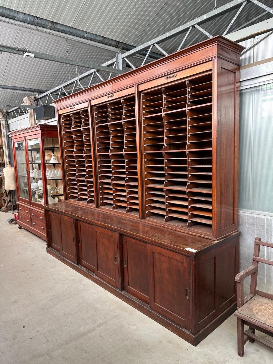 Antique shopcabinet