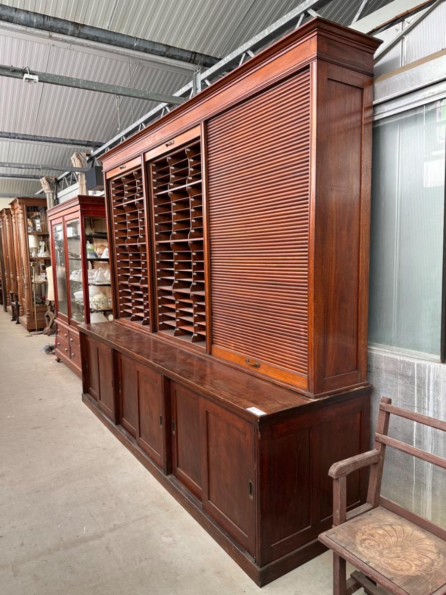 Antique shopcabinet