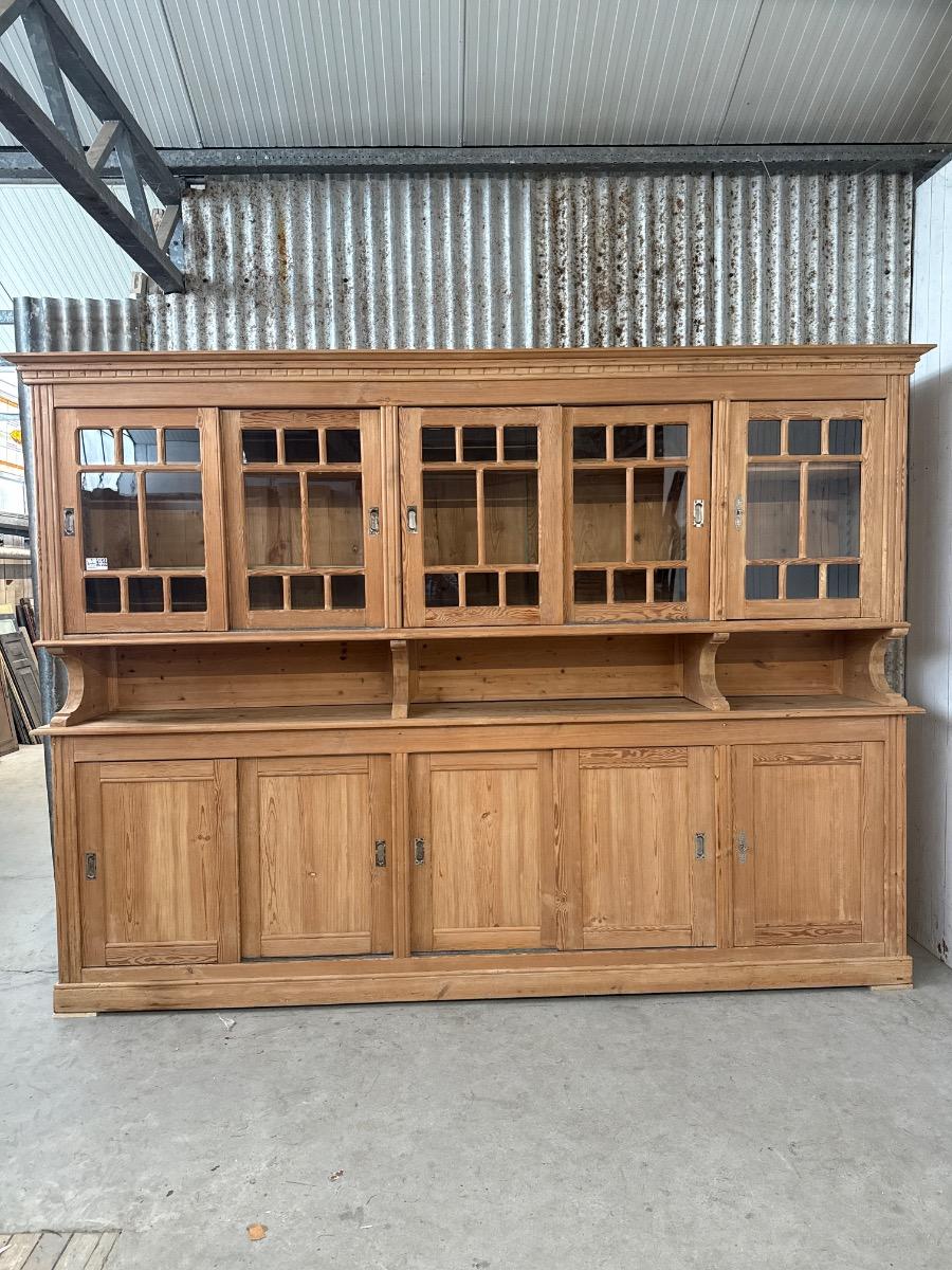 Antique Shopcabinet