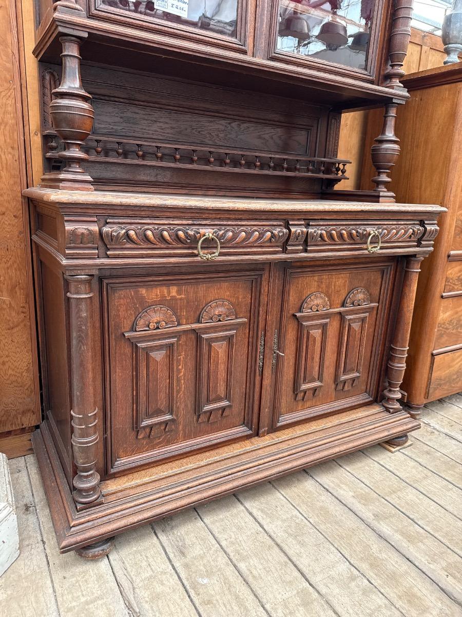Antique Shopcabinet